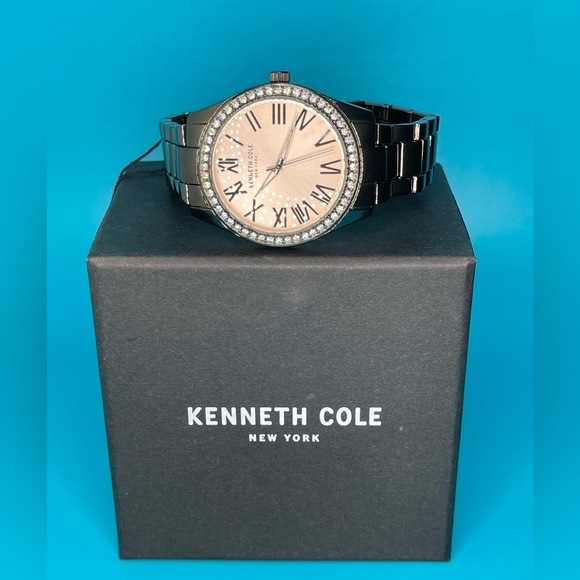 Very sharp looking grey and pale pink Kenneth Cole watch - Picture 3 of 4